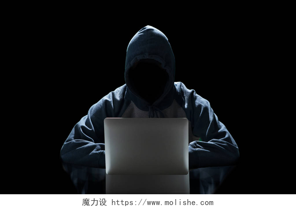 黑暗背景中一名黑客正在笔记本电脑上打字黑客在黑色背景上隔离的笔记本电脑上打字, 带有计算机显示器背景矩阵, 数字数据代码在安全技术中的概念。匿名
